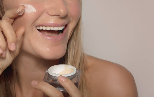 igmentation creams reduce the synthesis of melanin, the pigment that gives our skin its color.