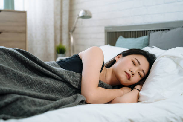 Individuals with frozen shoulder frequently feel pain and discomfort during sleep.