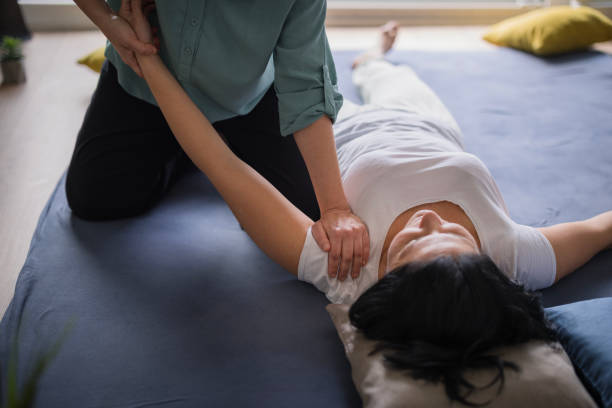 There are various conventional and natural remedies available to help relieve the symptoms of a frozen shoulder.