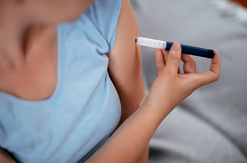 This technique of administration, which uses a subcutaneous injection, provides for efficient medicine absorption into the bloodstream.