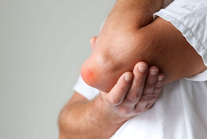 If you are experiencing joint pain or stiffness, you may be wondering what the underlying cause is. Bursitis and different kinds of arthritis can all cause joint pain