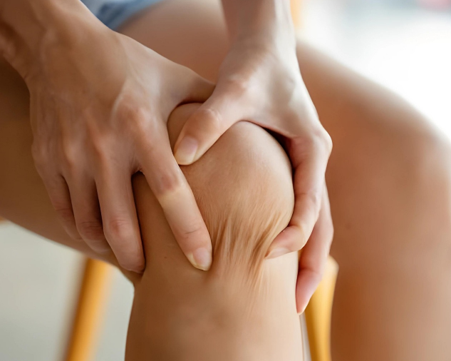 Chronic knee pain, as opposed to acute injuries or transitory discomfort, lasts longer than expected and can have a substantial influence on daily activities and overall quality of life.